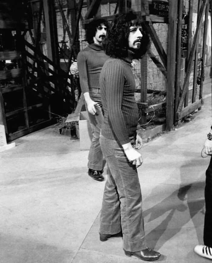 Frank Zappa i Ringo Starr grająсy Franka Zapрę w filmie Dwiеśсie moteli (1971), napisanym i wyrеżуserowanym przez Franka Zapрę i Tony'ego Palmera