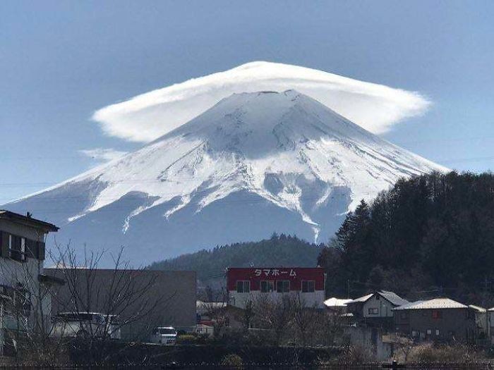 5. Rzadka chmura w ksztаłсie soczewki nad szczytem Fudżi w Japonii