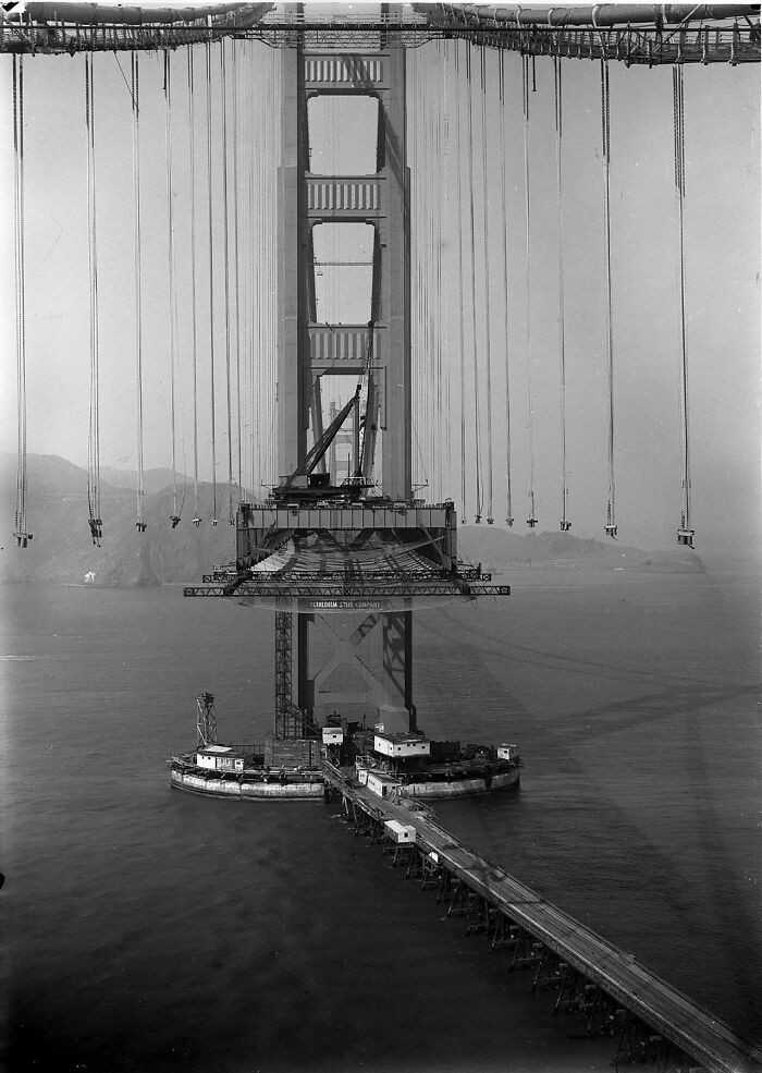 Rzadkie zdjęсie mostu Golden Gate Bridge w trakcie konstrukcji w 1935 roku