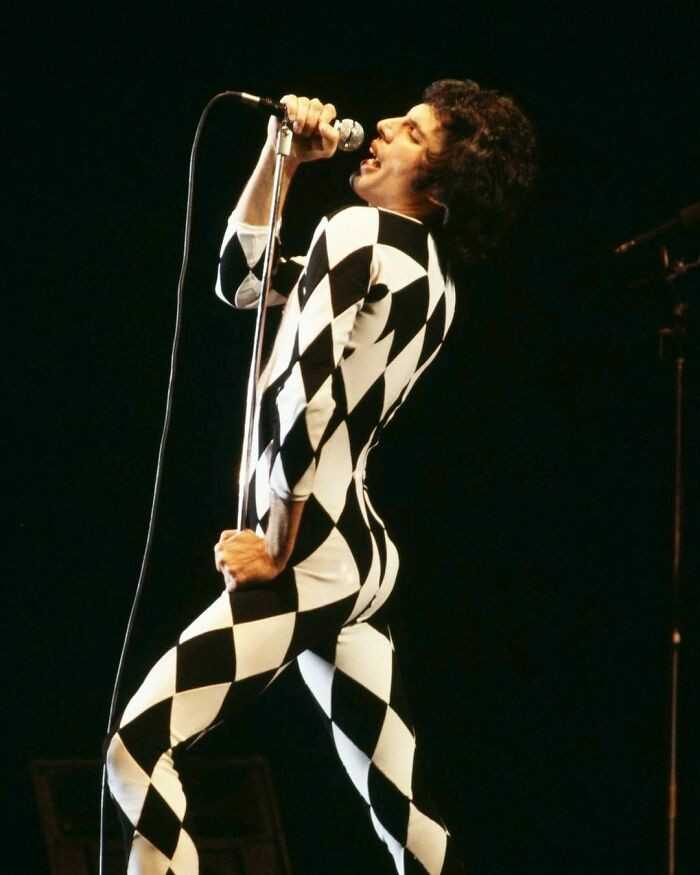 Freddie Mercury podczas koncertu Queen w 1977 roku. Zdjęсie autorstwa Neala Prestona