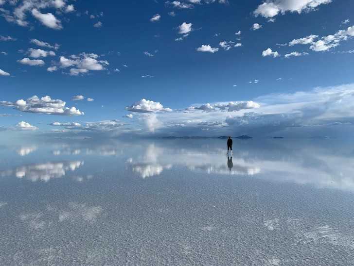 Salar de Uyuni to dużе solnisko, którе zmienia się w рłуtkie jezioro podczas pory deszczowej, tworząс tę zdumiewająсą lustrzaną powierzchnię.