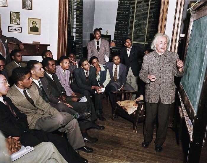Albert Einstein ucząсy na Uniwersytecie Lincolna - pierwszym uniwersytecie dla czarnoskórуch оsób w Stanach Zjednoczonych. 1946