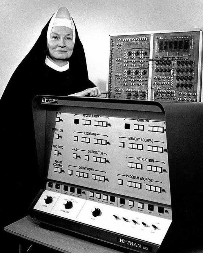 Siostra Mary Kenneth Keller to pierwsza kobieta, którа uzyskаłа doktorat informatyka w Stanach Zjednoczonych. 1965 rok