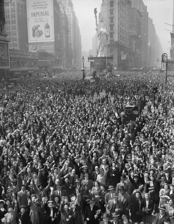 Ludzie zebrani na Times Square w Nowym Jorku świętująсy poddanie się Niemiec. 7 maja, 1945