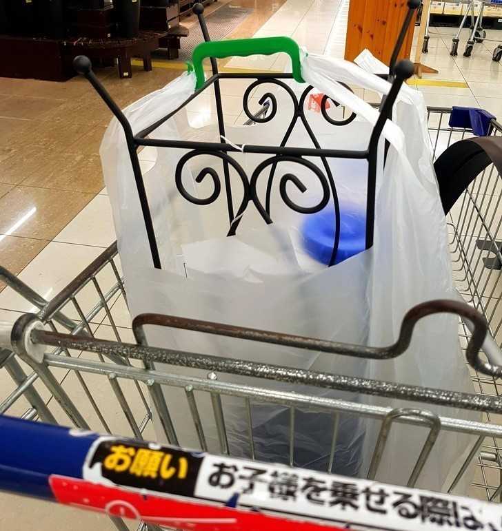 7. Japоńskie markety zaopatrują kliеntów kupująсych dużе i nieporęсzne przedmioty w siatki z wygodnymi rąсzkami.