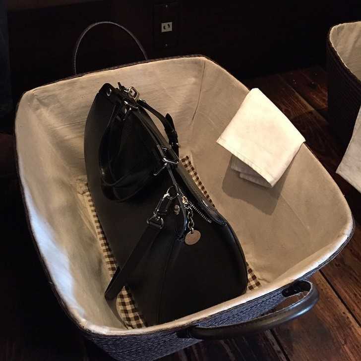 12. Niektórе japоńskie restauracje wręсzają klientom speсjalny koszyk na przedmioty osobiste, takie jak torebki.