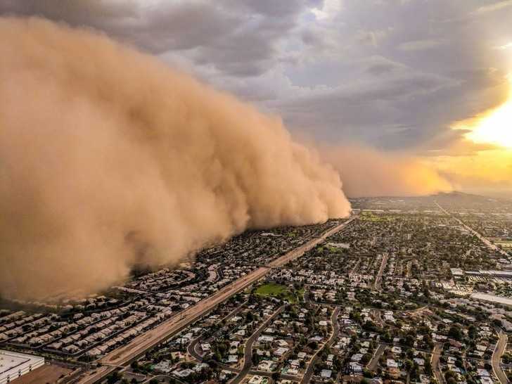 15. Ogromna burza piaskowa nad miastem