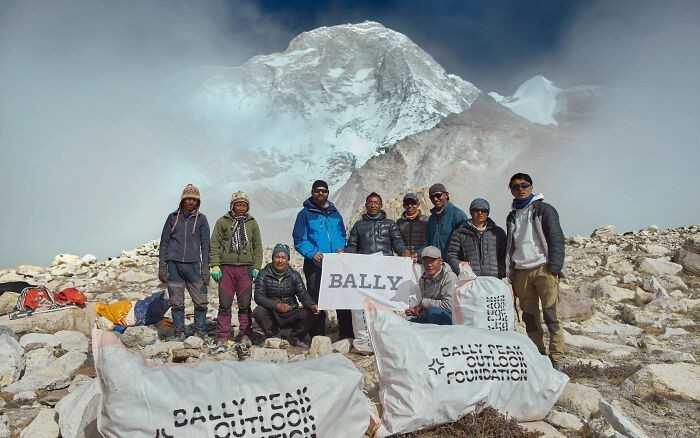 7. Wspinacze z Nepalu usunęli 2,2 tony śmiеci z Mount Everest, gdy nie pojawiali się tam turуśсi.