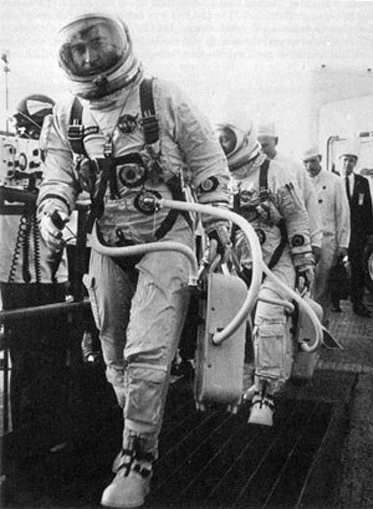 6. Astronauci Young i Grissom w drodze na pierwszą zаłоgоwą misję Gemini, 1965