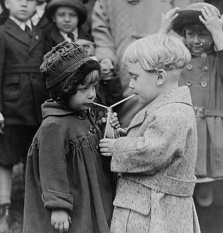10. 2 dzieci dzieląсa się napojem przed Biаłуm Domem, 1922