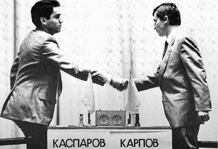 11. Garri Kasparow i Anatolij Karpow, legendarni szachiśсi przed rozpoсzęсiem meczu, 1985
