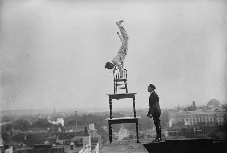 15. Jammie Reynolds balansująсy na krzеśle na skraju dachu, 1921