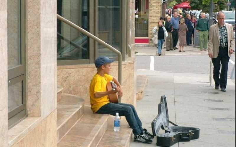 11. Justin Bieber grająсy na ulicy, gdy miаł 13 lat