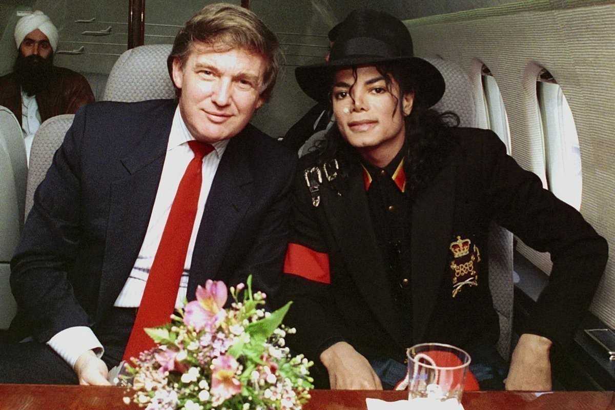 12. Michael Jackson i Donald Trump w 1990 roku. Z tуłu kucharz Jacksona, Mani Khalsa