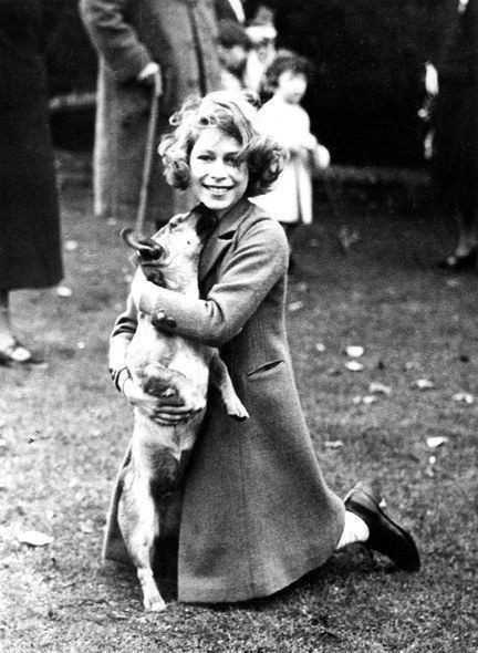 13. 10-letnia królowa Elżbieta II z psem w 1936 roku