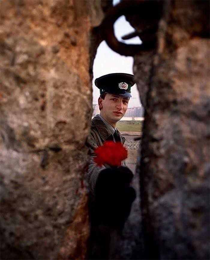 Strаżnik po wschodniej stronie muru berlińskiego w dniu jego upadku