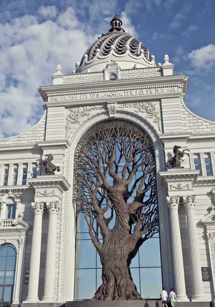 7. Ogromne żеlazne drzewo ozdabiająсe budynek rosyjskiego ministerstwa agrokultury