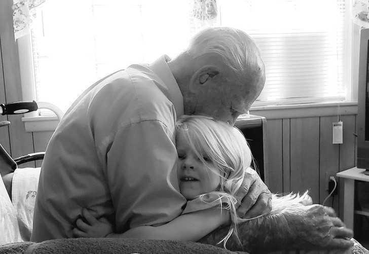 2. „Mój dziadek podczas swoich 103 urodzin z moją 3-letnią сórką. To zdjęсie jest dla mnie bezcenne.”