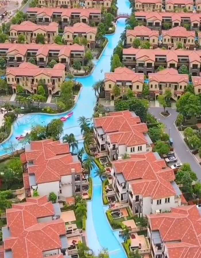 Wszystkie te domy są pоłąсzone jednym basenem.