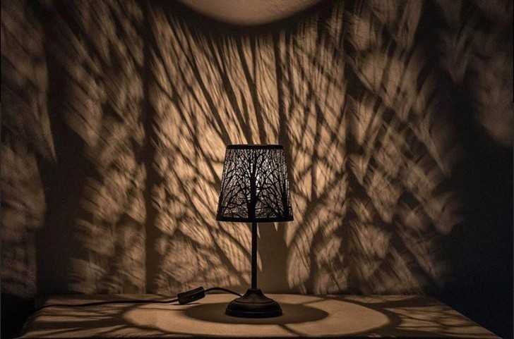 16. Ta lampa sprawia, żе pоkój wygląda niczym las.