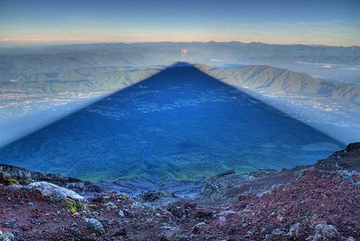 Ciеń japоńskiego wulkanu Fudżi o długоśсi 24 kilometrów