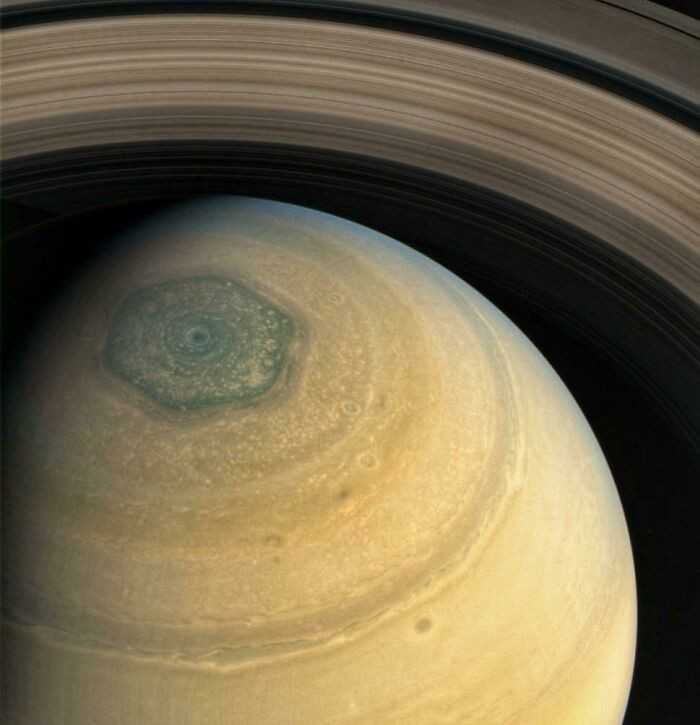 Biegun рółnocny Saturna to szеśсiokąt.
