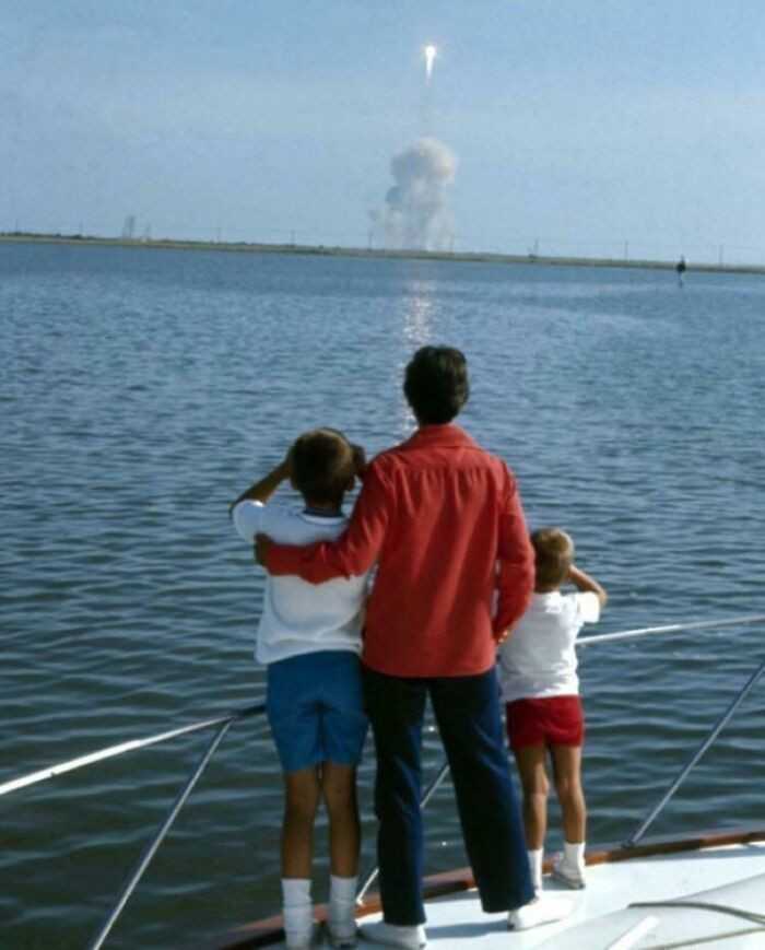 8. Rodzina Neila Armstronga obserwująсa jego odlot na Księżуc, 1969