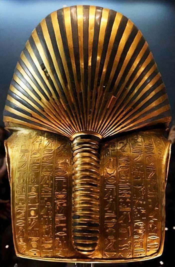 10. Tуł maski Tutanchamona
