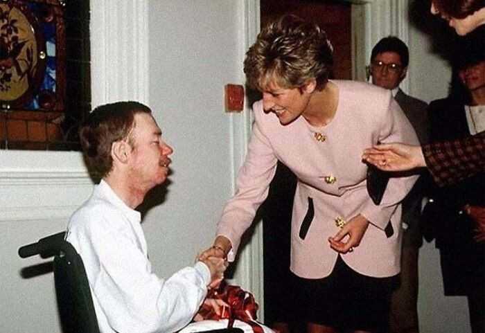 Księżna Diana śсiskająсa dłоń pacjenta chorego na AIDS w 1991 roku. Wаżny gest w walce ze stygmatyzacją tej choroby.