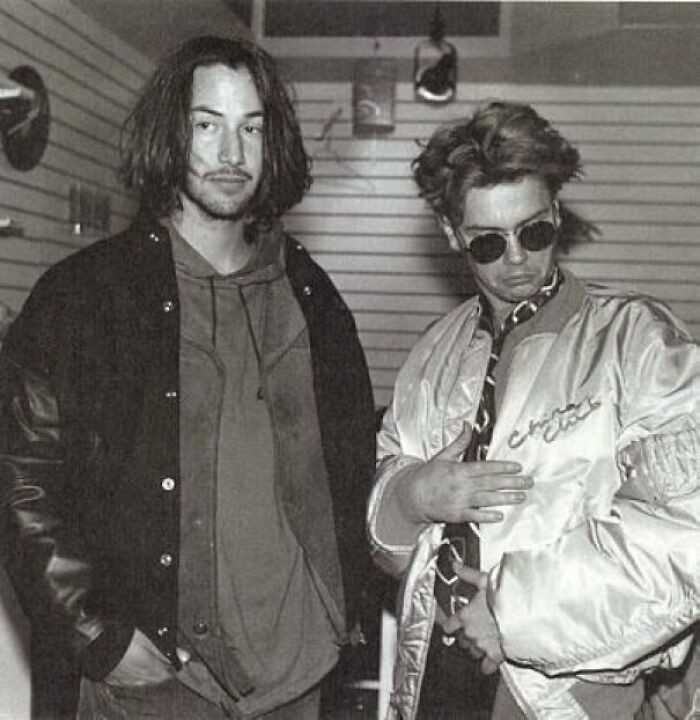 31 grudnia, 1991. River Phoenix świętuje Sylwestra z Keanu Reevesem i przyjaciółmi za kulisami koncertu Nirvany, Pearl Jam i Red Hot Chili Peppers w San Francisco.