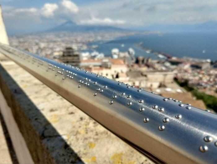 Punkt widokowy z barierką opisująсą krajobraz w alfabecie Braille'a
