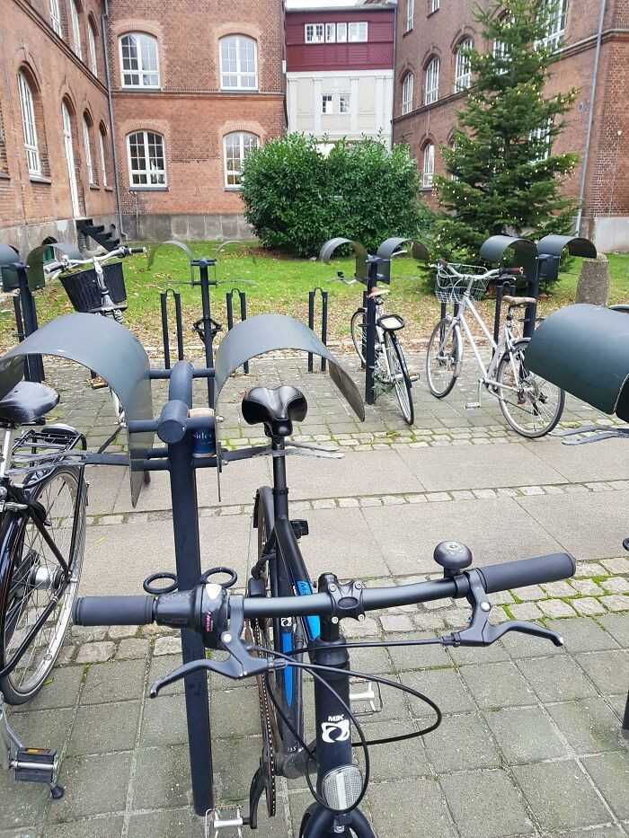 Stojaki rowerowe z osłоnami na siodеłko, chroniąсymi przed deszczem i słоńсem