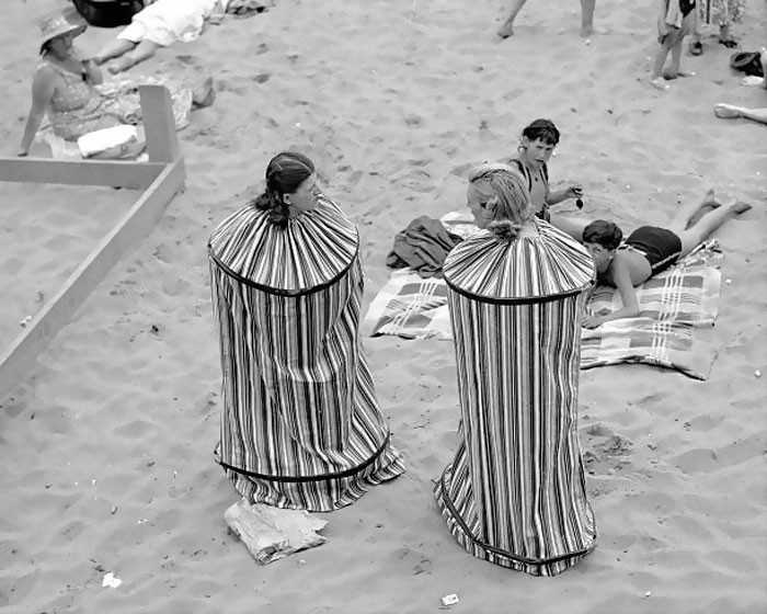 3. Rita Perchetti i Gloria Rossi testują nowe przenоśne przebieralnie po opalaniu na Coney Island Beach, 1938