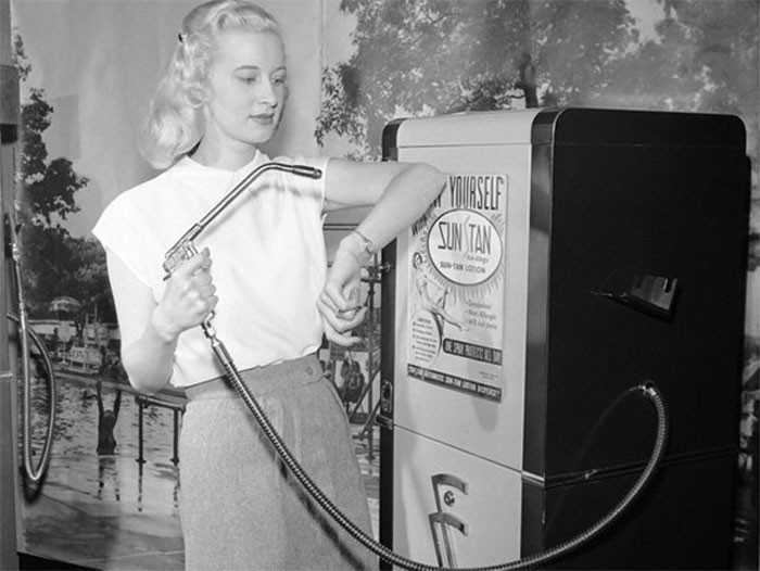 16. Kobieta korzystająсa z automatu do opalania, 1949