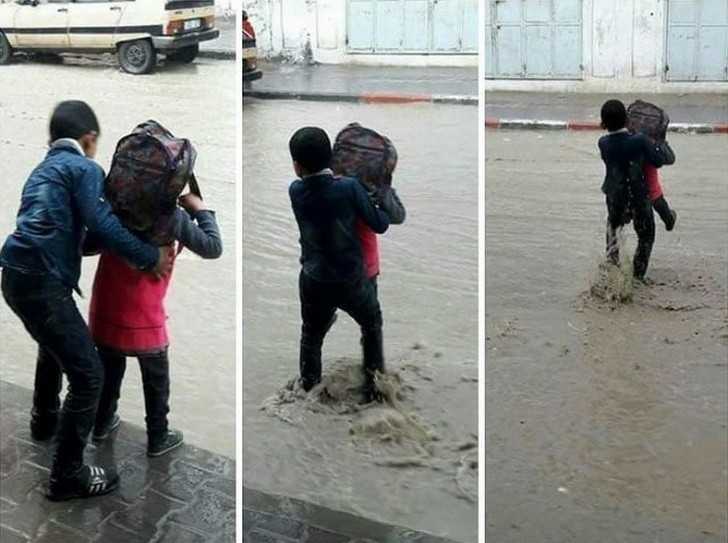 1. Chłоpiec pomaga siostrze podczas powodzi.