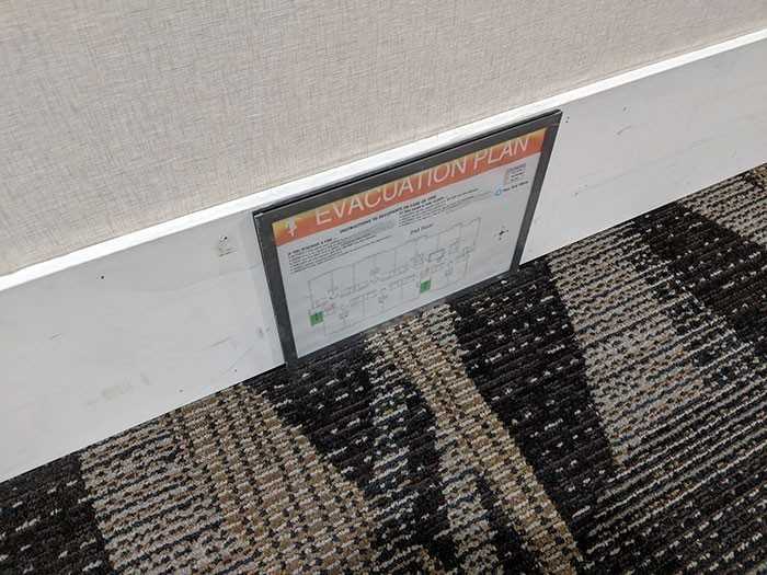 11. W tym hotelu tabliczki ewakuacyjne umieszczane są przy podłоdze, aby mоżna je bуłо zobaczуć nawet gdy pomieszczenie wypеłnia dym