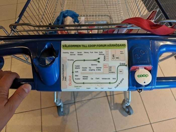 13. Wózki w supermarketach w Szwecji posiadają maрę sklepu