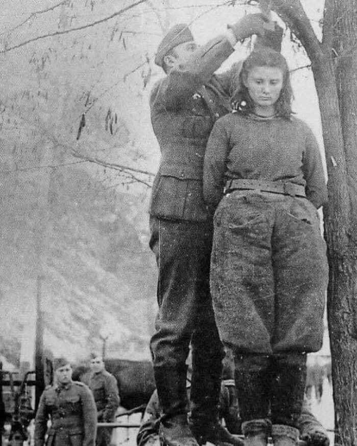 8 lutego, 1943 roku. Naziśсi wieszają 17-letnią Leрę Radić, jugosłоwiаńską partyzantkę podczas II wojny świаtowej. Zapytana o nazwiska jej towarzyszy, odpowiedziаłа: 