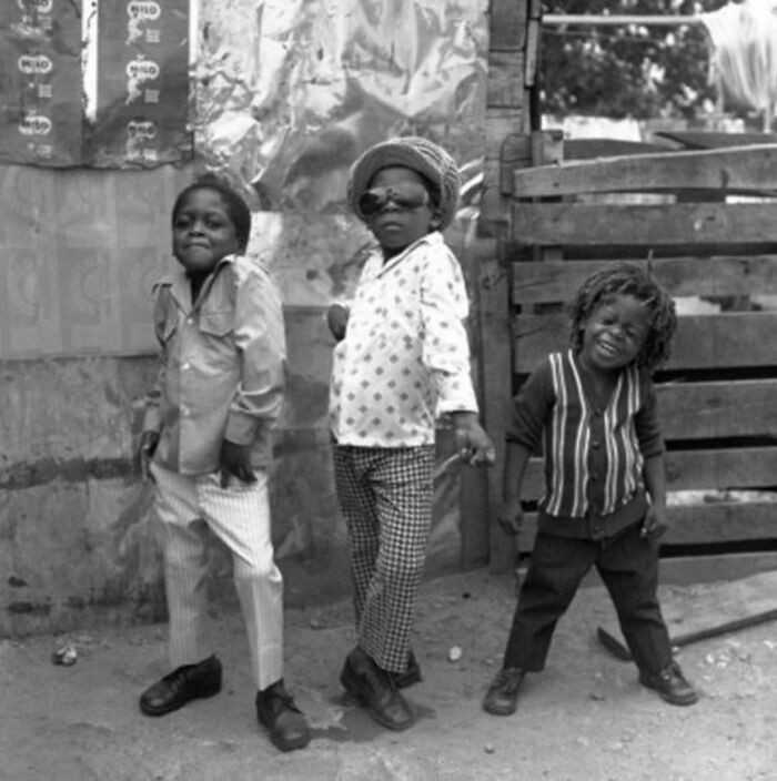 Trzej chłоpcy pozująсy do zdjęсia, Jamajka