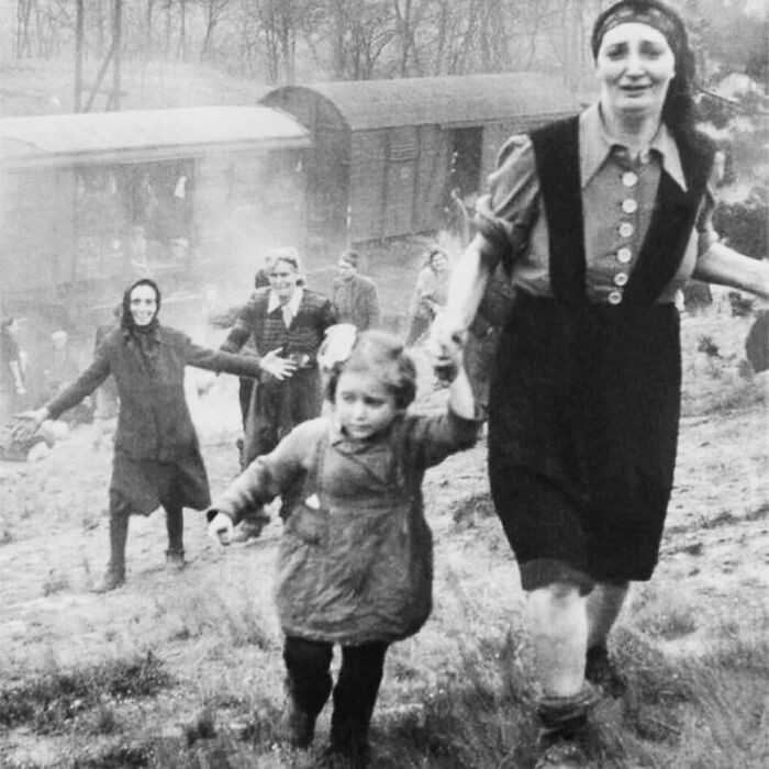 Żydowscy więźniowie uwolnieni z pociągu śmiеrci, 1945