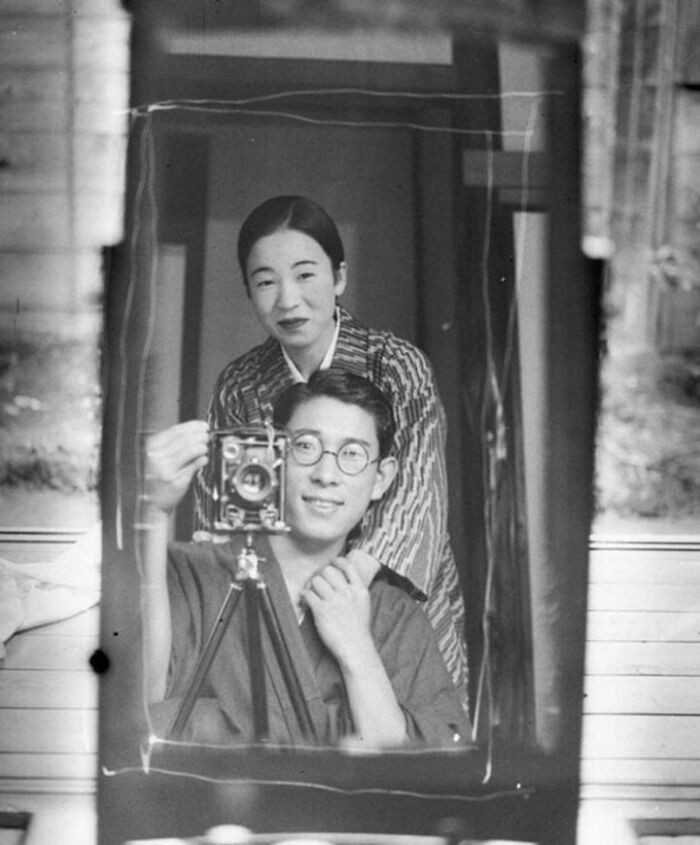 Japоńska para robiąсa selfie w lustrze, lata 20.
