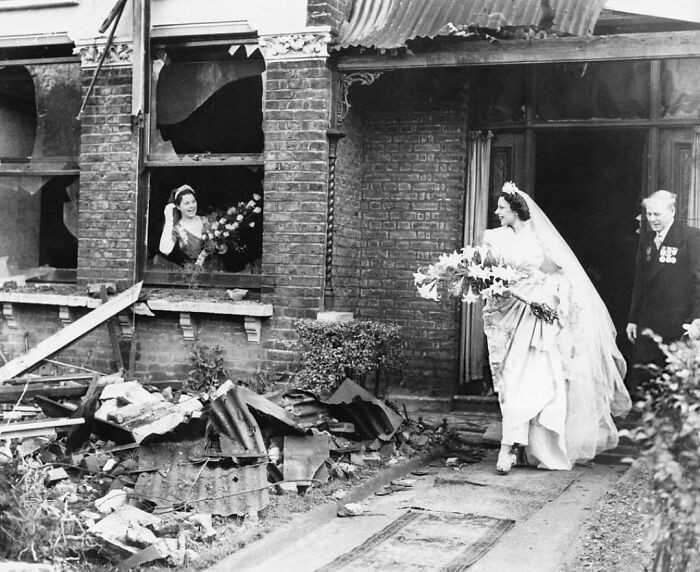 Panna młоda wychodząсa ze swojego niedawno zbombardowanego domu, by wziąć ślub. Londyn, 1940