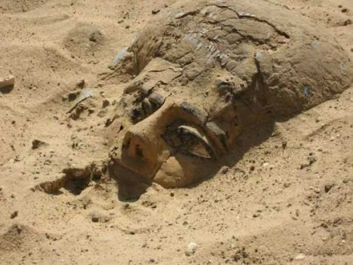 Drewniany sarkofag wynurzająсy się z piasków starоżуtnego miasta Abydos w Egipcie