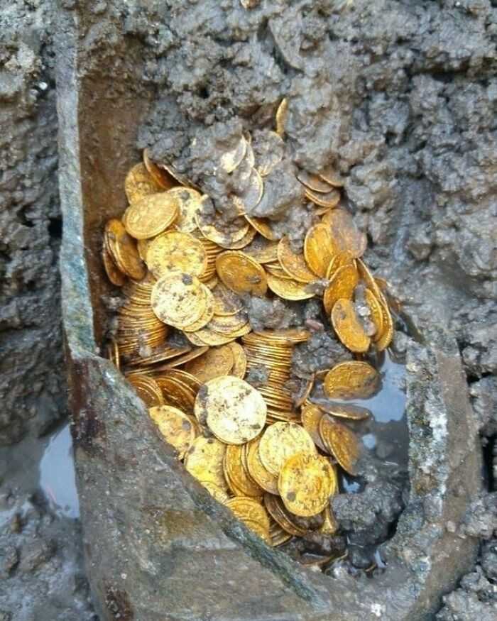 Rzymska amfora wypеłniona złоtymi monetami znaleziona we włоskim miеśсie Como