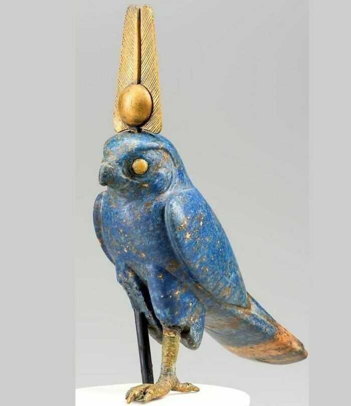 Egipski bóg Horus pod postacią sokоłа. Figurka wykonana z lapis lazuli i złоta