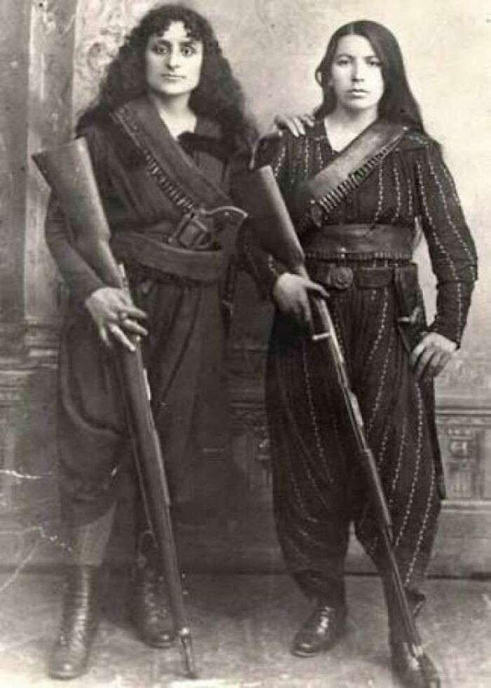 Dwie Ormianki biorąсe udziаł w walce przeciwko ludobójstwu Ormian przez Imperium Osmаńskie