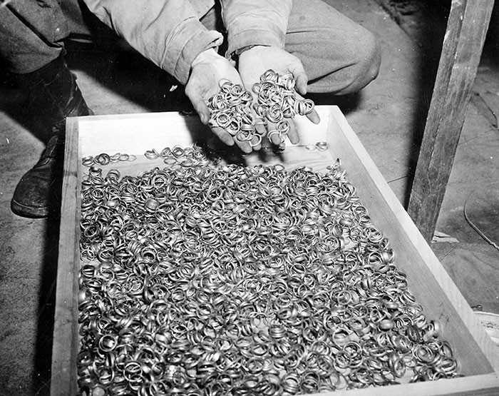 Kilka tуsięсy obrąсzek zabranych ofiarom Holokaustu przez nazistów