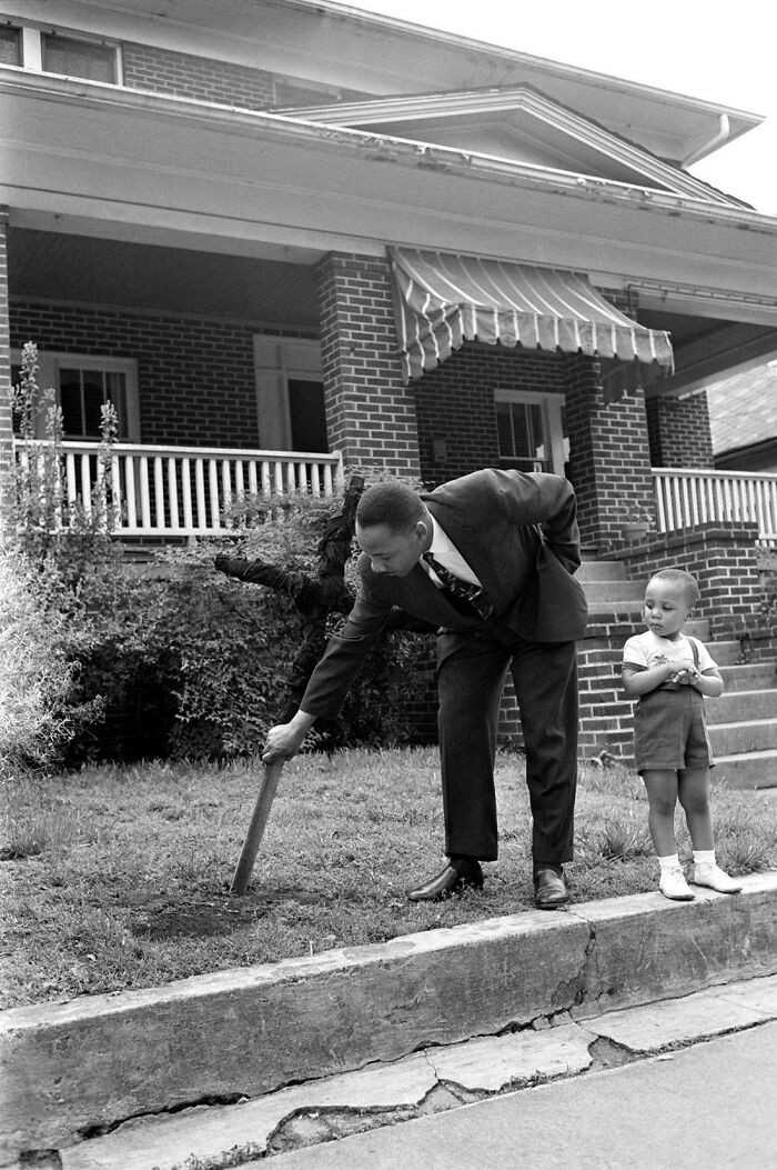 Martin Luther King i jego syn, wyciągająсy spalony krzуż z trawnika przed jego domem w Atlancie, kwieciеń 1960