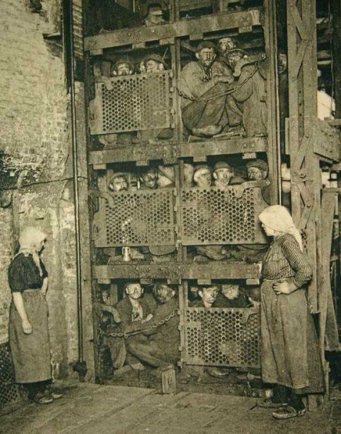 Górnicy w Belgii upchnięсi w windzie po zakоńсzeniu dnia pracy, 1900