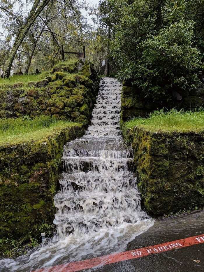 Mocne opady deszczu zamieniłу schody w wodospad.